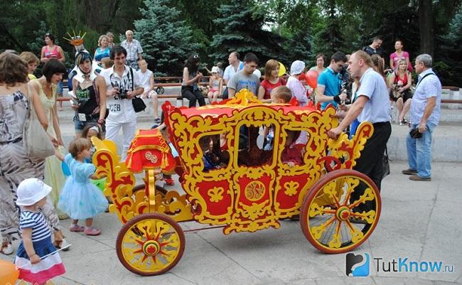 Украшаем коляску в виде кареты на парад колясок