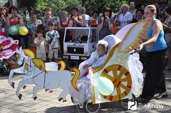 Украшаем коляску в виде кареты на парад колясок