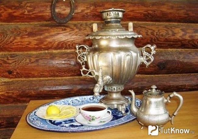 Самовар на столе
