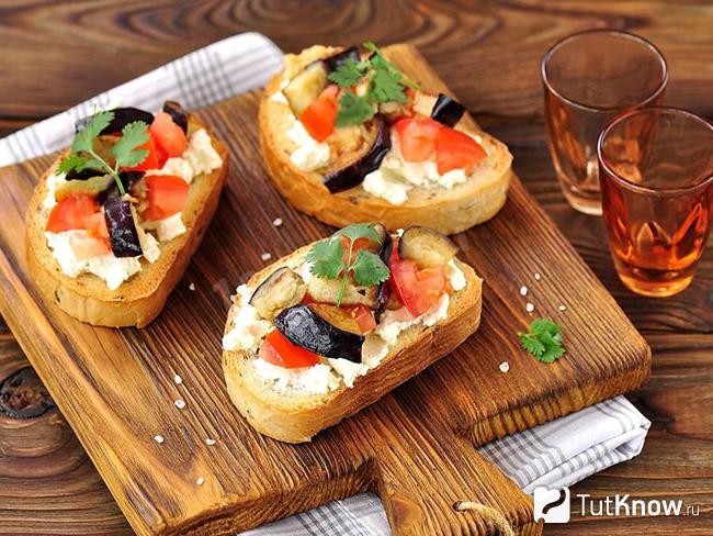 Горячие бутерброды с сыром и баклажанами