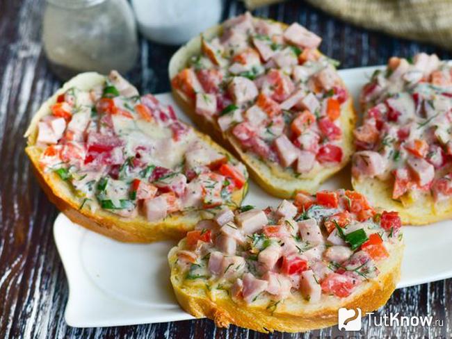 Горячие бутерброды с ветчиной, сыром и овощами