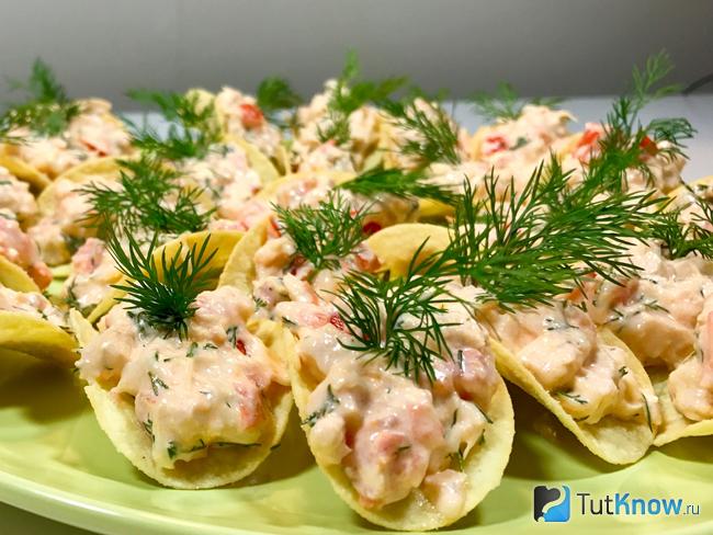 Закуска на чипсах