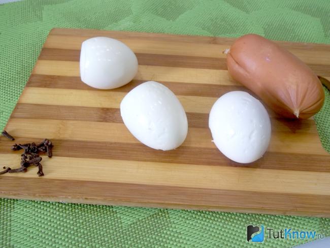 Яйца отварены и очищены от скорлупы