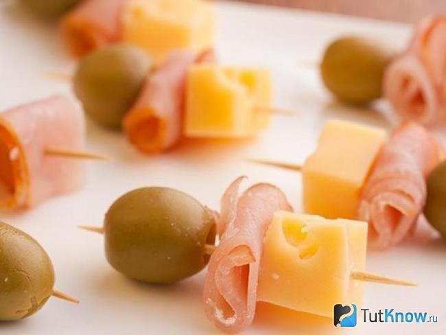 Канапе с ветчиной, сыром и оливками