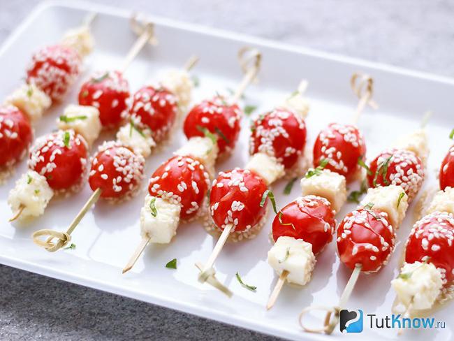 Канапе с перепелиными яйцами, черри и сыром фета