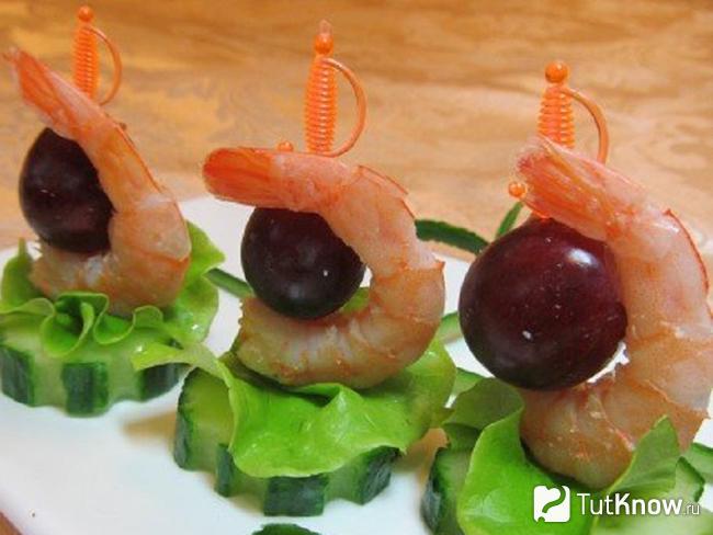 Канапе с креветками и огурцами