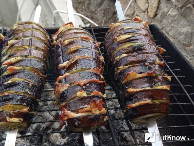 Готовые баклажаны на углях в мангале