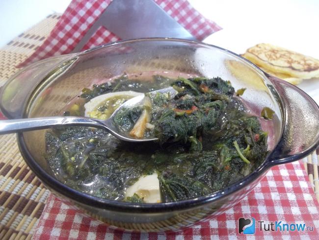 Готовый суп с крапивой и яйцами