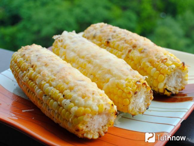 Готовая запеченная кукуруза