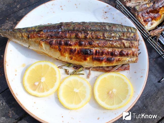Готовая запеченная скумбрия на мангале