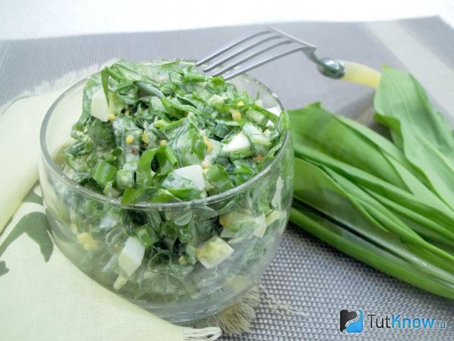 Готовый салат с черемшой и яйцами