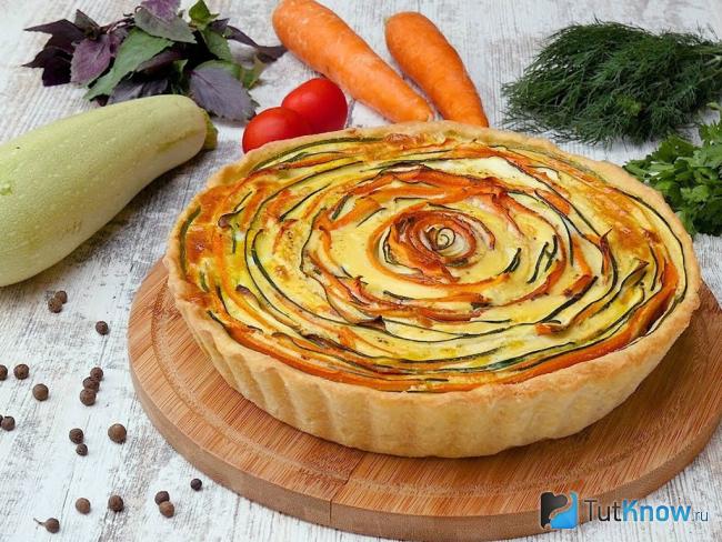 Готовый киш с кабачками