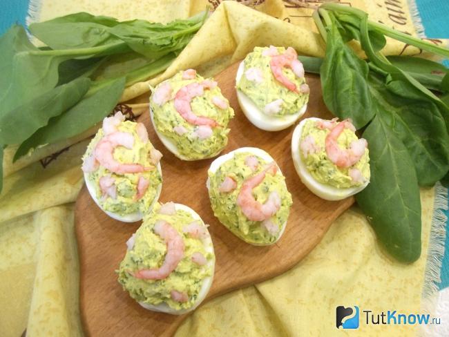 Готовые фаршированные яйца с сыром, шпинатом и креветками на Новый год 2020