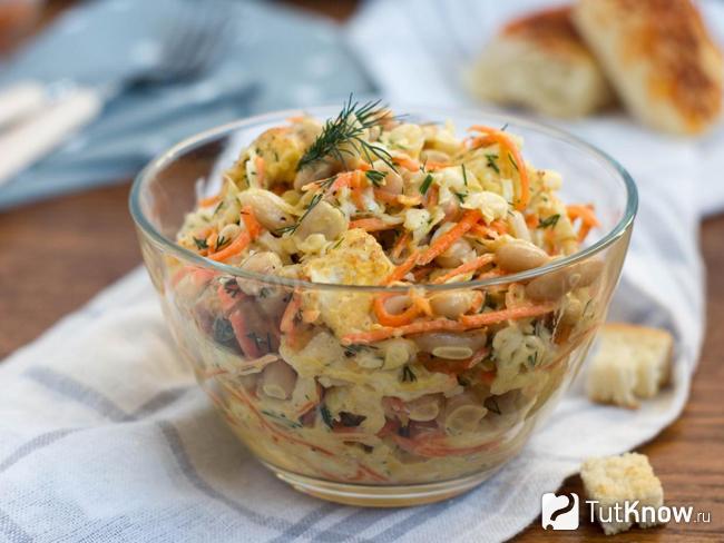 Салат из моркови, фасоли и сухариков