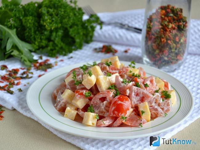 Салат с крабовыми палочками и копченой курицей