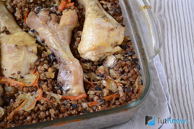 Готовая курица с гречкой в духовке