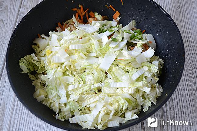 Пекинская капуста с морковкой и курицей на сковороде