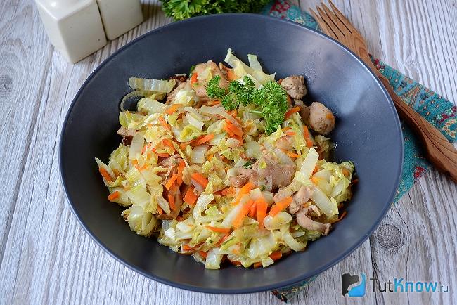 Готовая тушеная пекинская капуста с курицей