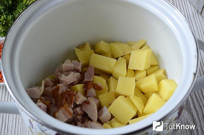 Сырой картофель с копченым мясом курицы