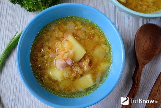 Готовый к подаче чечевичный суп с копченой курицей