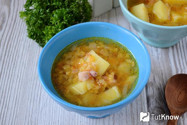 Готовый чечевичный суп с копченой курицей