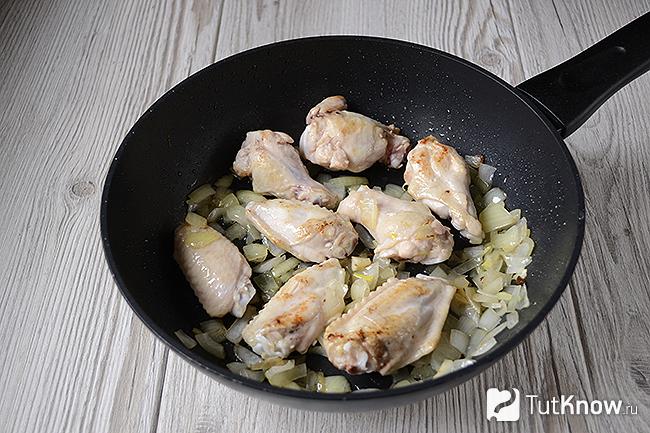 Куриные крылышки с луком на сковороде