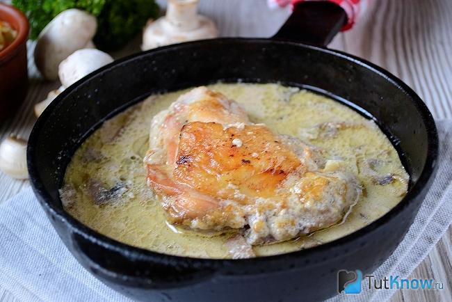 Готовая курица в горчично-сливочном соусе с грибами