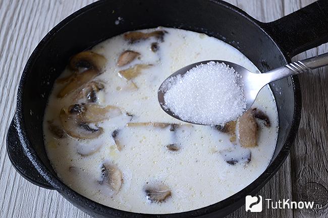 Добавление сахара в сливочно-грибной соус для курицы