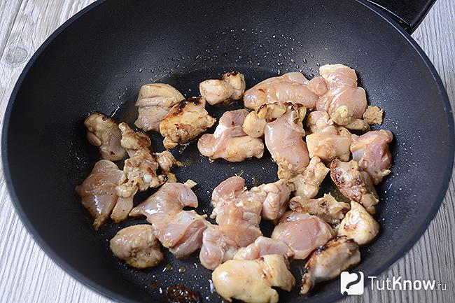 Курица жарится на сковороде