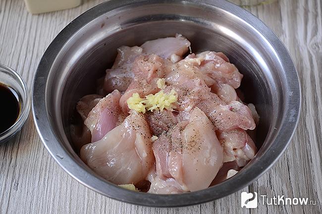 Куриное филе с чесноком и специями