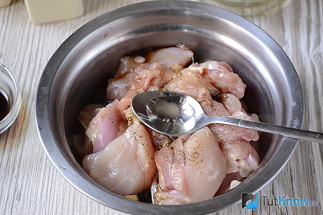 Добавление уксуса к курице с маринадом