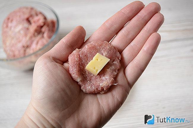 Кубик сыра на лепешке из фарша