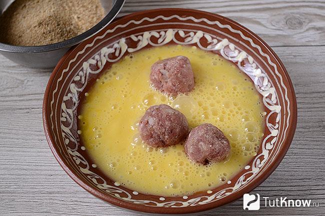 Мясные фрикадельки в мисочке со взбитыми яйцами