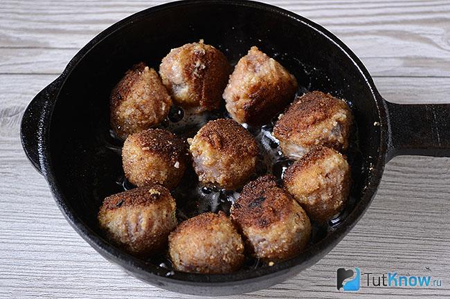 Мясные фрикадельки жарятся на сковороде