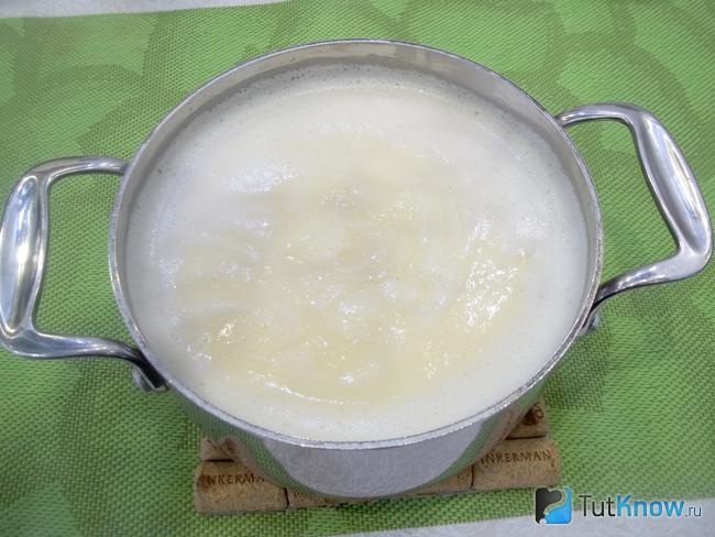 Яйца соединены с молоком и доведены до кипения