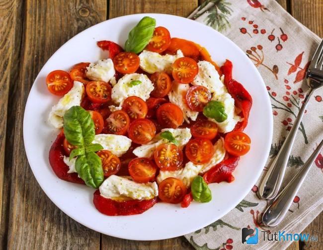 Капрезе с моцареллой и запеченным перцем