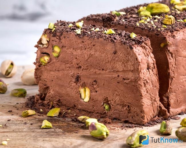 Семифредо с фисташкой, безе и кофе