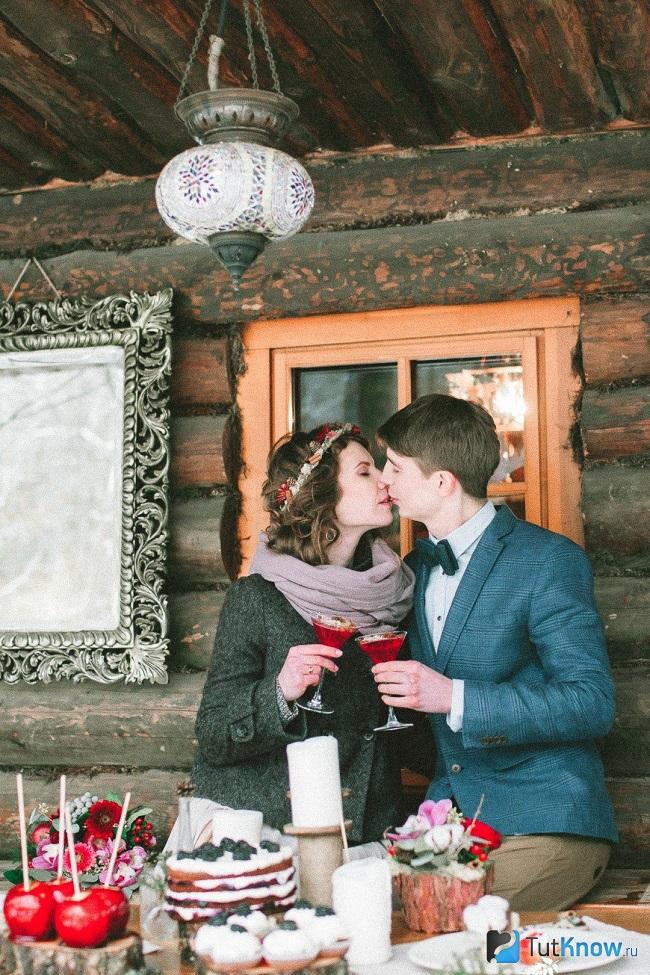 Молодые целуются