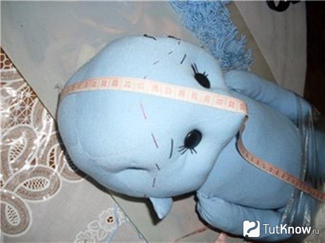 Кукла голубого цвета