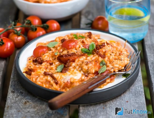 Ризотто с курицей и томатами