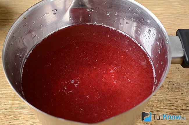 Малиновое варенье в кастрюле