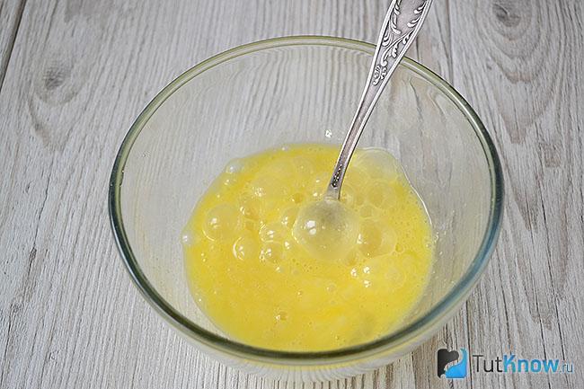 Взбитые яйца с сахаром