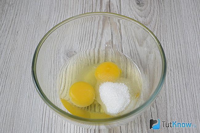Яйца с сахаром-песком и ванильным сахаром