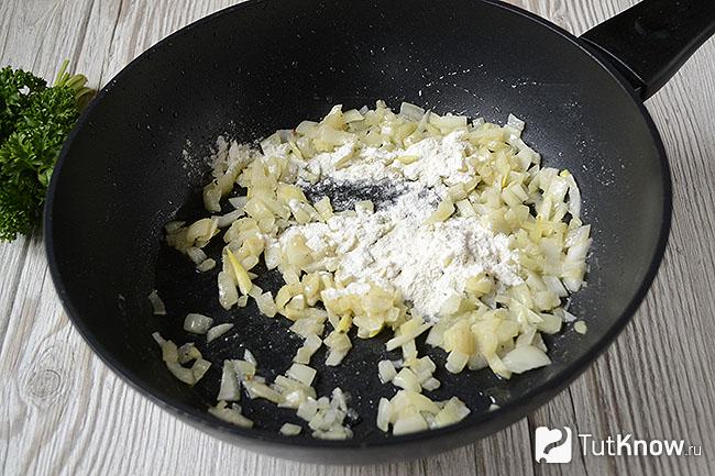 Лук с мукой на сковороде