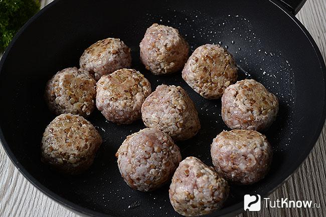 Тефтели с гречкой на сковороде