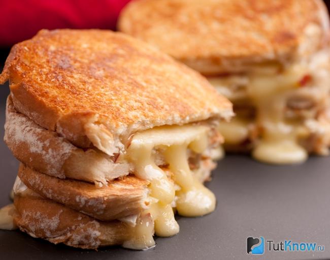 Панини с яблоками и сыром бри