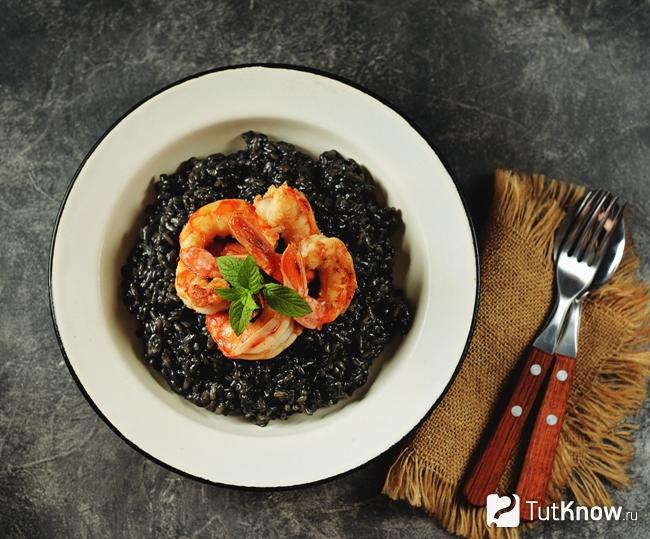 Ризотто с чернилами каракатицы и морепродуктами