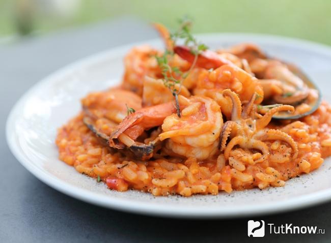 Ризотто с морепродуктами в томатном соусе