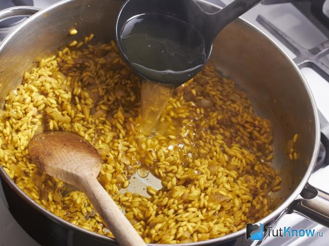 Приготовление ризотто с морепродуктами