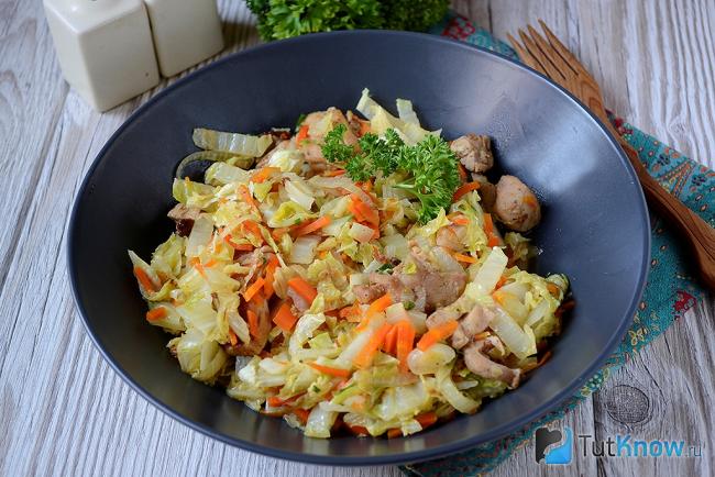 Тушеная пекинская капуста с курицей
